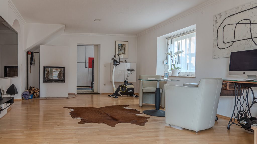 Immobilienangebot - Weihmichl / Unterneuhausen - Alle - PROVISIONSFREI* – Ehemaliges Schulhaus von 1895 in Weihmichl-Unterneuhausen mit Doppelgarage