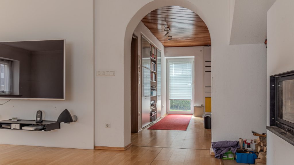 Immobilienangebot - Weihmichl / Unterneuhausen - Alle - PROVISIONSFREI* – Ehemaliges Schulhaus von 1895 in Weihmichl-Unterneuhausen mit Doppelgarage