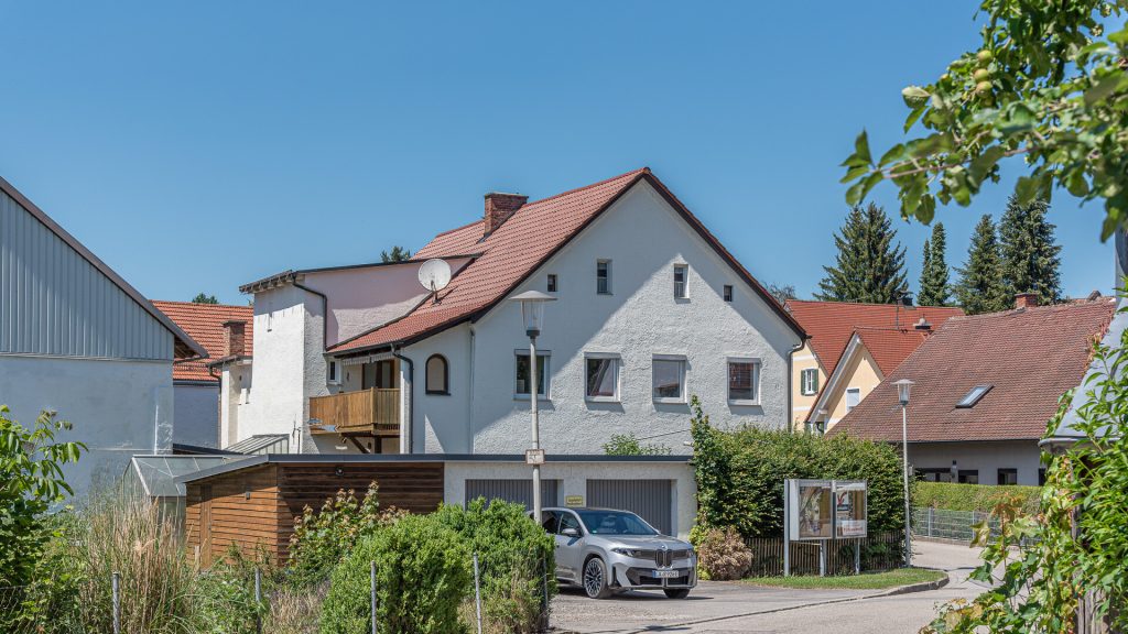 Immobilienangebot - Weihmichl / Unterneuhausen - Alle - PROVISIONSFREI* – Ehemaliges Schulhaus von 1895 in Weihmichl-Unterneuhausen mit Doppelgarage