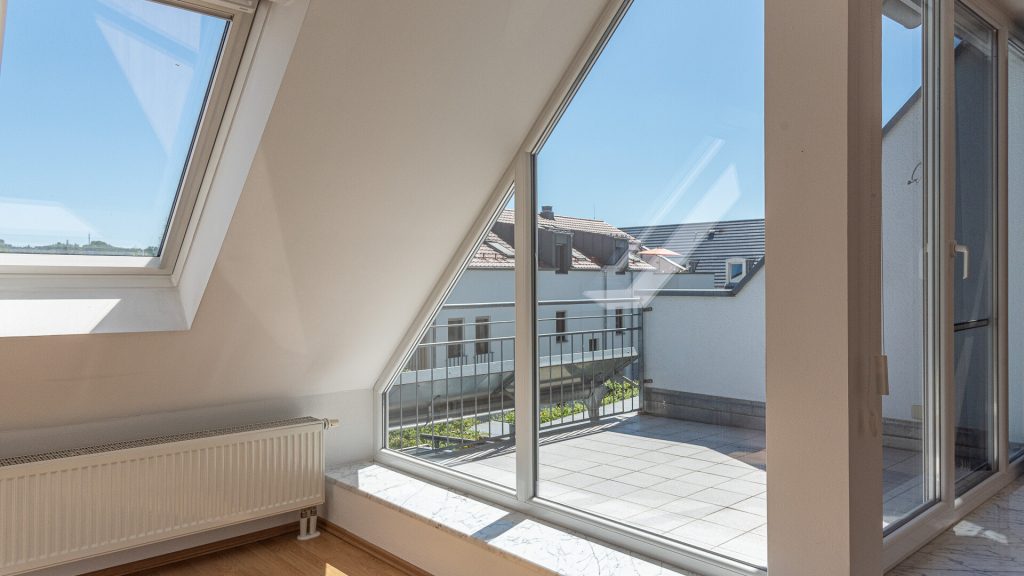 Immobilienangebot - Landshut - Alle - PROVISIONSFREI* - moderne 3-Zimmer-Maisonette-Dach-ETW mit Außenstellplatz im Landshuter Westen
