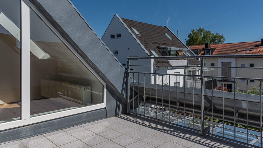 Immobilienangebot - Landshut - Alle - PROVISIONSFREI* - moderne 3-Zimmer-Maisonette-Dach-ETW mit Außenstellplatz im Landshuter Westen