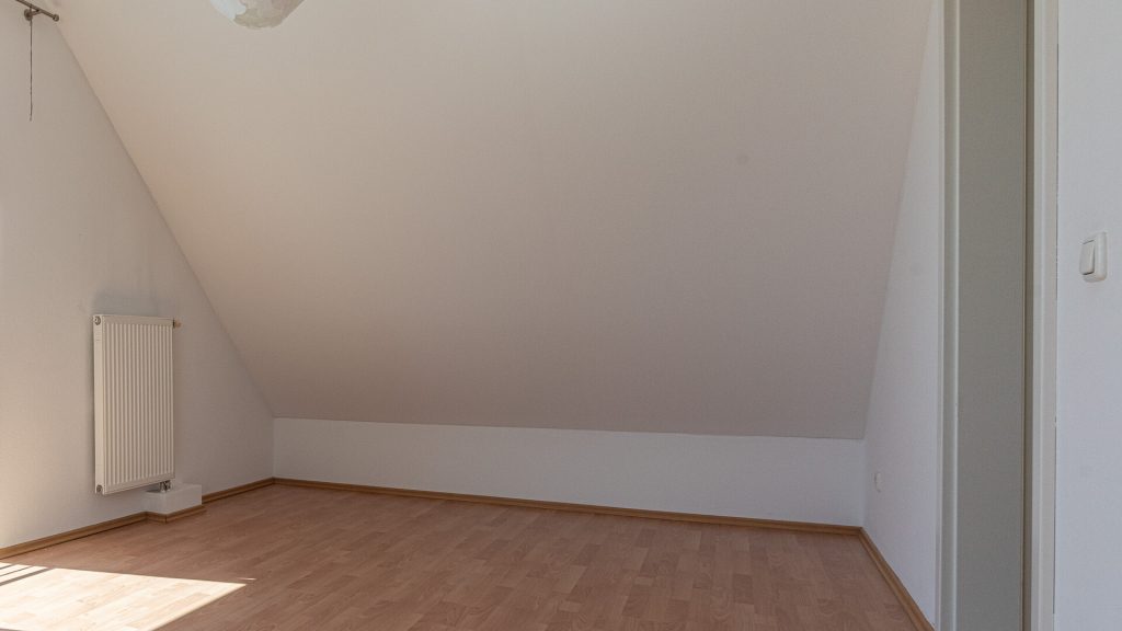 Immobilienangebot - Landshut - Alle - PROVISIONSFREI* - moderne 3-Zimmer-Maisonette-Dach-ETW mit Außenstellplatz im Landshuter Westen