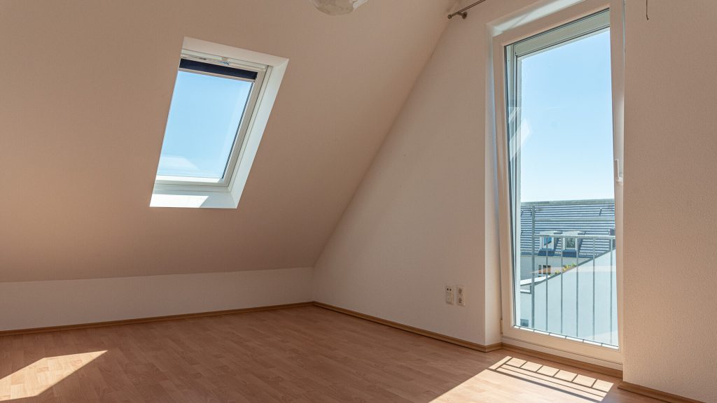Immobilienangebot - Landshut - Alle - PROVISIONSFREI* - moderne 3-Zimmer-Maisonette-Dach-ETW mit Außenstellplatz im Landshuter Westen