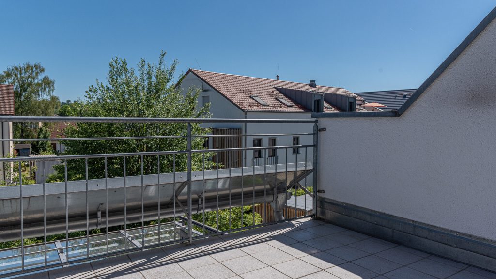 Immobilienangebot - Landshut - Alle - PROVISIONSFREI* - moderne 3-Zimmer-Maisonette-Dach-ETW mit Außenstellplatz im Landshuter Westen