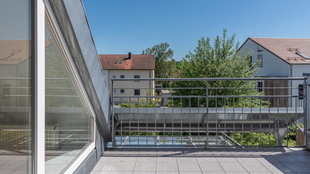 Immobilienangebot - Landshut - Alle - PROVISIONSFREI* - moderne 3-Zimmer-Maisonette-Dach-ETW mit Außenstellplatz im Landshuter Westen