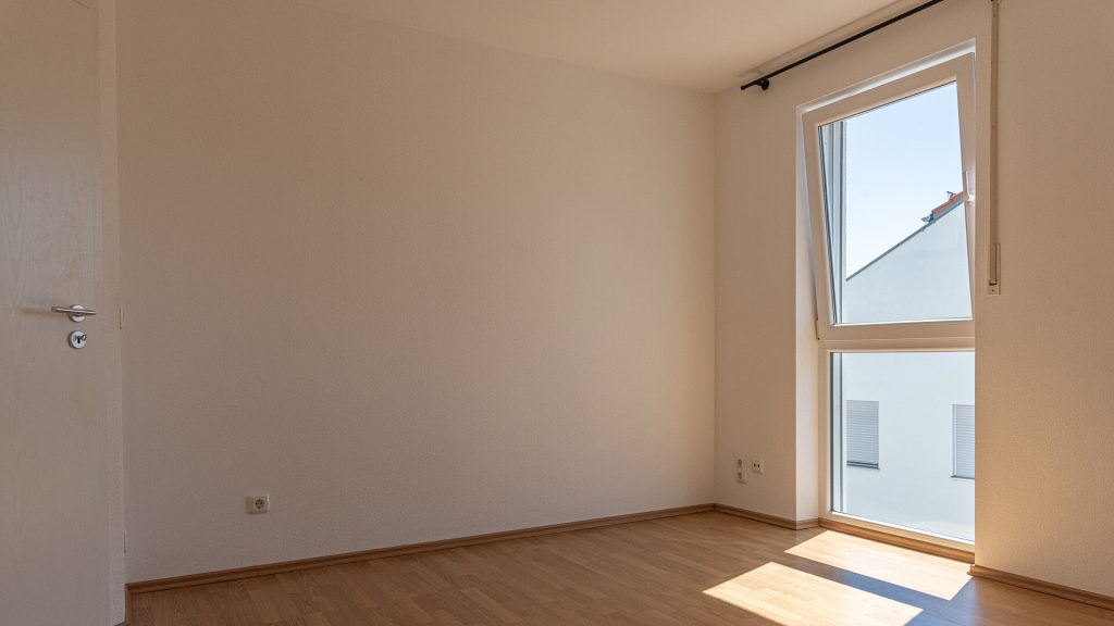 Immobilienangebot - Landshut - Alle - PROVISIONSFREI* - moderne 3-Zimmer-Maisonette-Dach-ETW mit Außenstellplatz im Landshuter Westen
