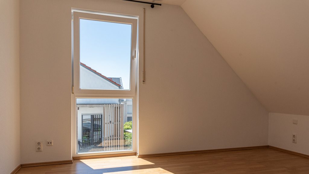 Immobilienangebot - Landshut - Alle - PROVISIONSFREI* - moderne 3-Zimmer-Maisonette-Dach-ETW mit Außenstellplatz im Landshuter Westen
