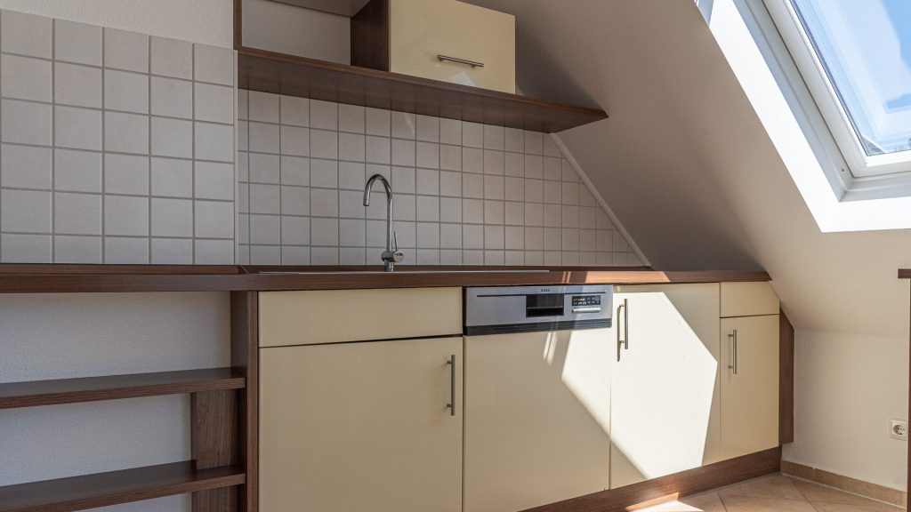 Immobilienangebot - Landshut - Alle - PROVISIONSFREI* - moderne 3-Zimmer-Maisonette-Dach-ETW mit Außenstellplatz im Landshuter Westen