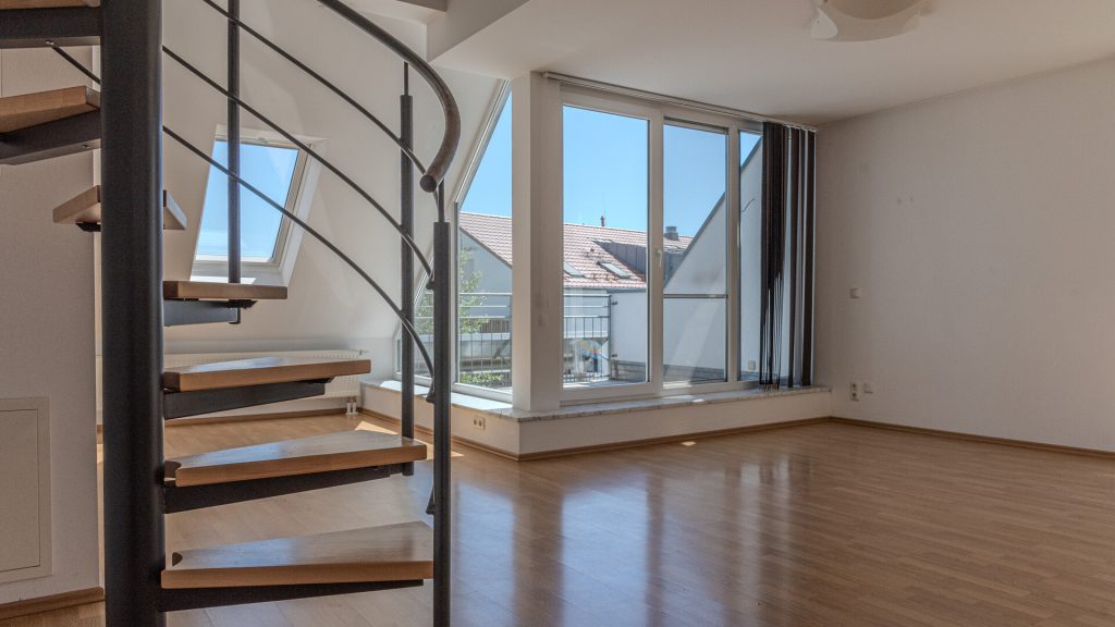 Immobilienangebot - Landshut - Alle - PROVISIONSFREI* - moderne 3-Zimmer-Maisonette-Dach-ETW mit Außenstellplatz im Landshuter Westen