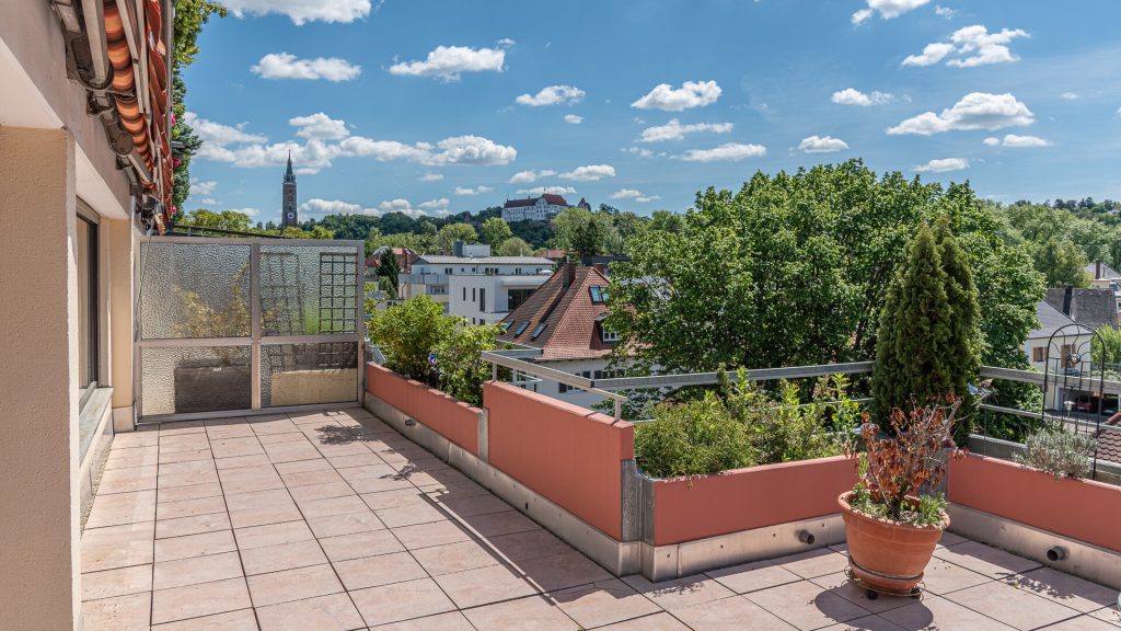 Immobilienangebot - Landshut - Alle - PROVISIONSFREI* - 3 1/2-Zimmer-Dachterrassen-ETW, Originalzustand 1974 m. TG, LA-Klötzlmüllerviertel