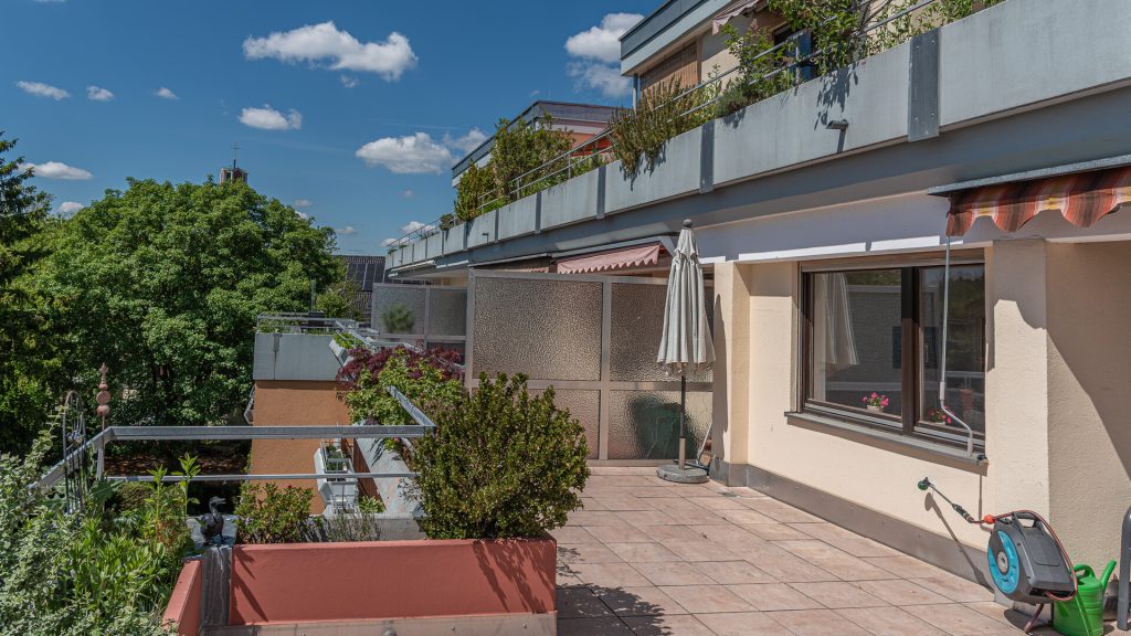 Immobilienangebot - Landshut - Alle - PROVISIONSFREI* - 3 1/2-Zimmer-Dachterrassen-ETW, Originalzustand 1974 m. TG, LA-Klötzlmüllerviertel