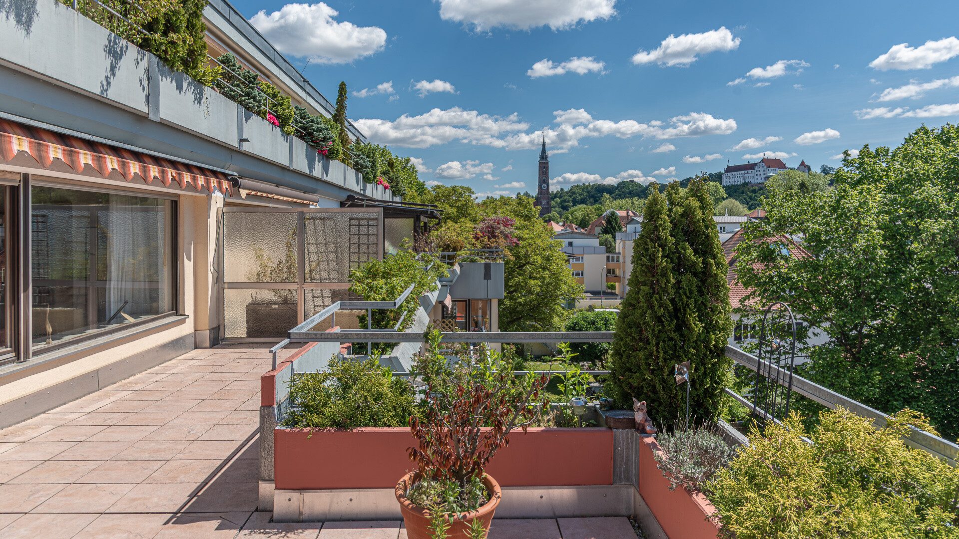 Immobilienangebot - Landshut - Alle - PROVISIONSFREI* - 3 1/2-Zimmer-Dachterrassen-ETW, Originalzustand 1974 m. TG, LA-Klötzlmüllerviertel