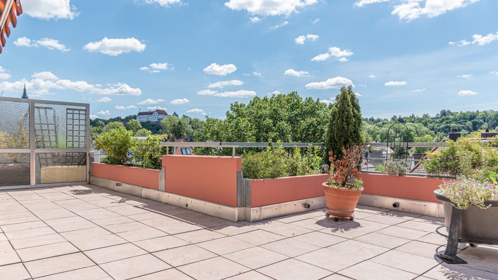 Immobilienangebot - Landshut - Alle - PROVISIONSFREI* - 3 1/2-Zimmer-Dachterrassen-ETW, Originalzustand 1974 m. TG, LA-Klötzlmüllerviertel