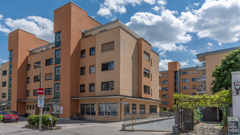 Immobilienangebot - Landshut - Alle - PROVISIONSFREI* - 3 1/2-Zimmer-Dachterrassen-ETW, Originalzustand 1974 m. TG, LA-Klötzlmüllerviertel