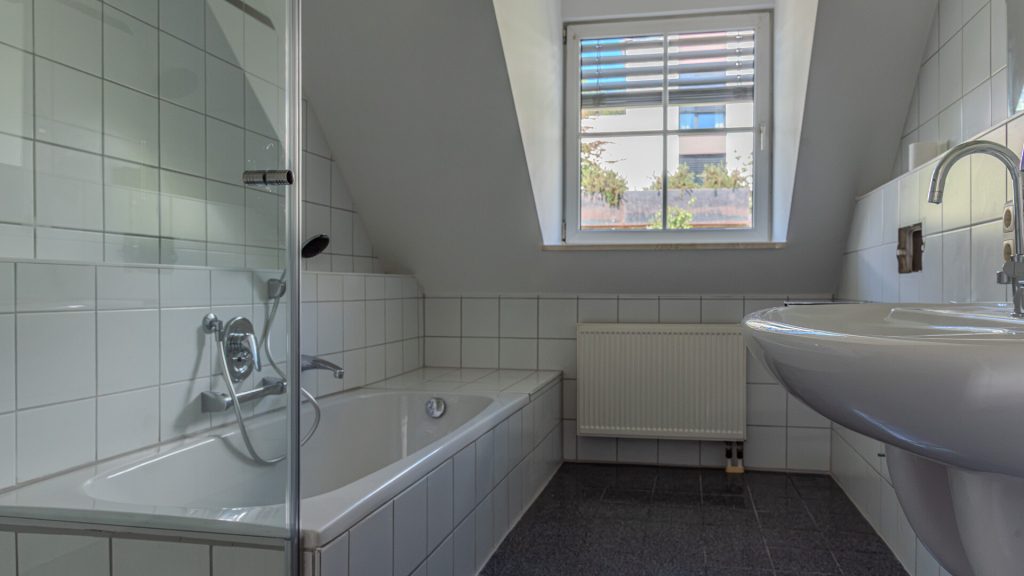 Immobilienangebot - Furth - Alle - Große Doppelhaushälfte mit 6 Zimmern, EBK, Galerie, Kachelofen, Doppelgarage in Furth, Lkr. Landshut