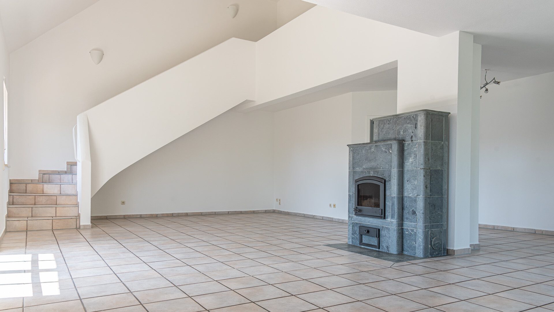 Immobilienangebot - Furth - Alle - Große Doppelhaushälfte mit 6 Zimmern, EBK, Galerie, Kachelofen, Doppelgarage in Furth, Lkr. Landshut