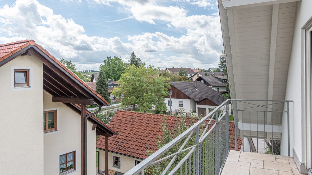 Immobilienangebot - Furth - Alle - Große Doppelhaushälfte mit 6 Zimmern, EBK, Galerie, Kachelofen, Doppelgarage in Furth, Lkr. Landshut