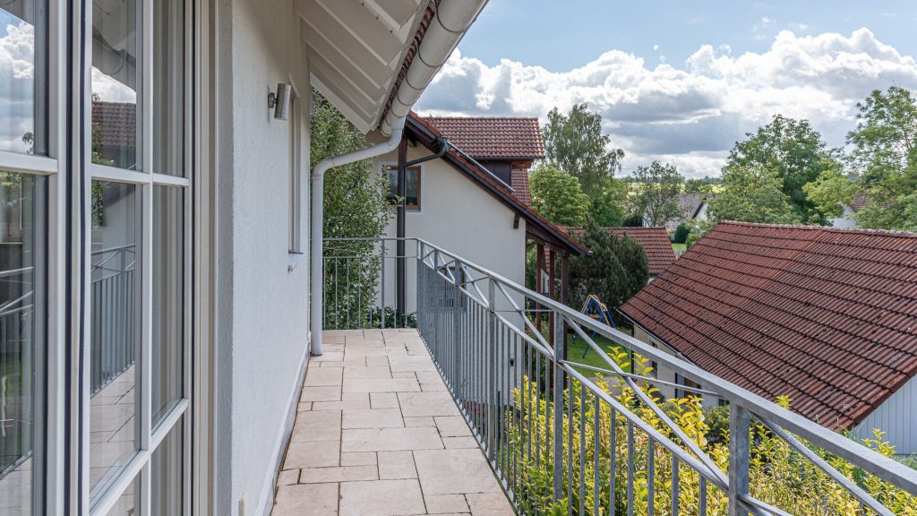 Immobilienangebot - Furth - Alle - Große Doppelhaushälfte mit 6 Zimmern, EBK, Galerie, Kachelofen, Doppelgarage in Furth, Lkr. Landshut
