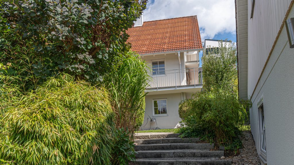 Immobilienangebot - Furth - Alle - Große Doppelhaushälfte mit 6 Zimmern, EBK, Galerie, Kachelofen, Doppelgarage in Furth, Lkr. Landshut