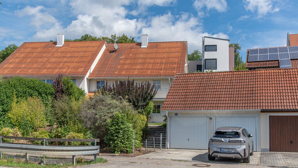 Immobilienangebot - Furth - Alle - Große Doppelhaushälfte mit 6 Zimmern, EBK, Galerie, Kachelofen, Doppelgarage in Furth, Lkr. Landshut