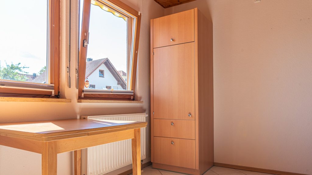 Immobilienangebot - Tiefenbach - Alle - 3-Zimmer-Dachgeschosswohnung mit Einbauküche und Schwedenofen in ruhiger Lage in Tiefenbach