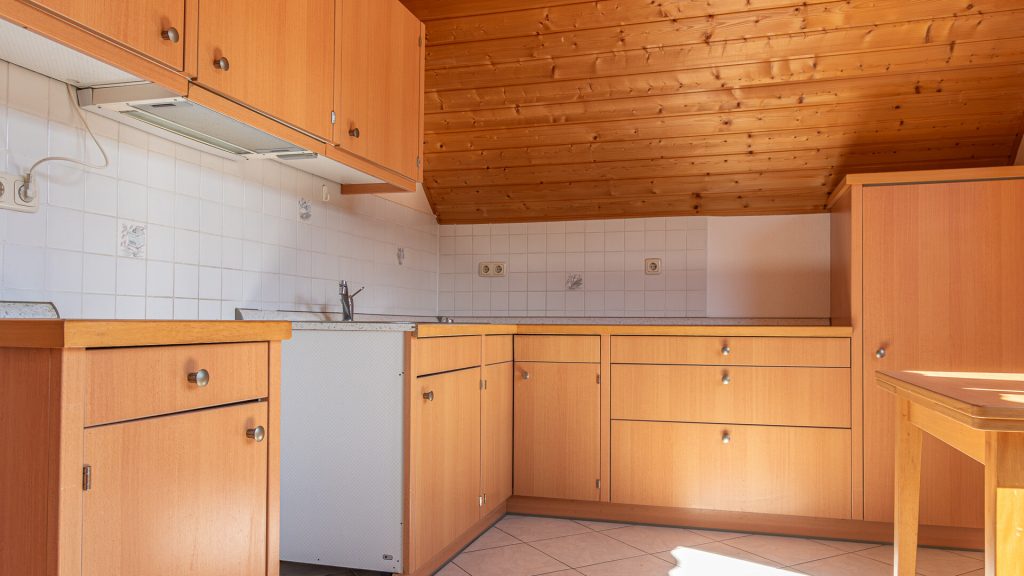 Immobilienangebot - Tiefenbach - Alle - 3-Zimmer-Dachgeschosswohnung mit Einbauküche und Schwedenofen in ruhiger Lage in Tiefenbach