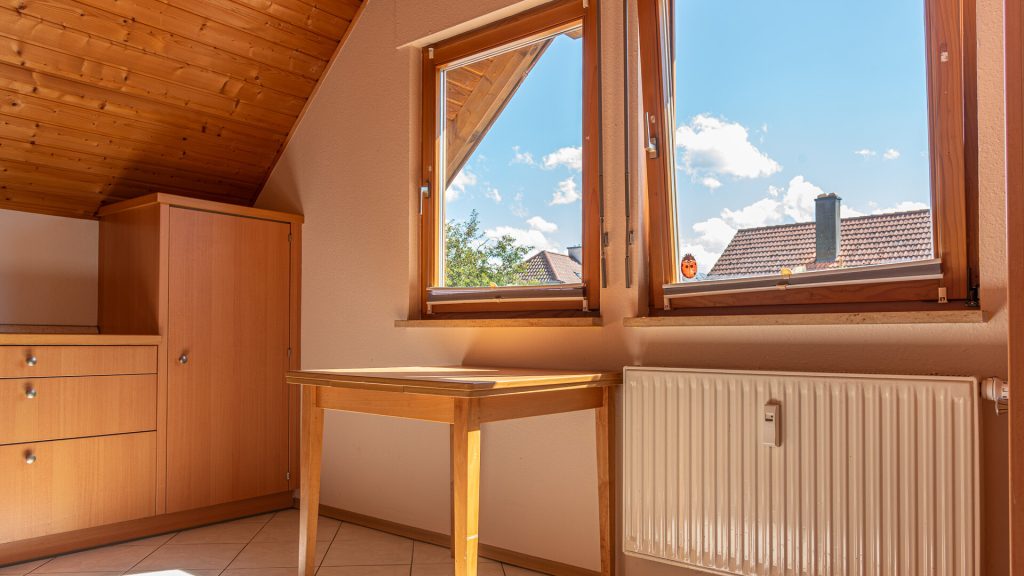 Immobilienangebot - Tiefenbach - Alle - 3-Zimmer-Dachgeschosswohnung mit Einbauküche und Schwedenofen in ruhiger Lage in Tiefenbach