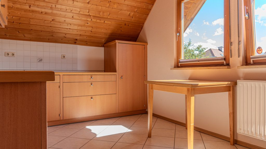 Immobilienangebot - Tiefenbach - Alle - 3-Zimmer-Dachgeschosswohnung mit Einbauküche und Schwedenofen in ruhiger Lage in Tiefenbach