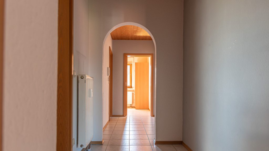 Immobilienangebot - Tiefenbach - Alle - 3-Zimmer-Dachgeschosswohnung mit Einbauküche und Schwedenofen in ruhiger Lage in Tiefenbach