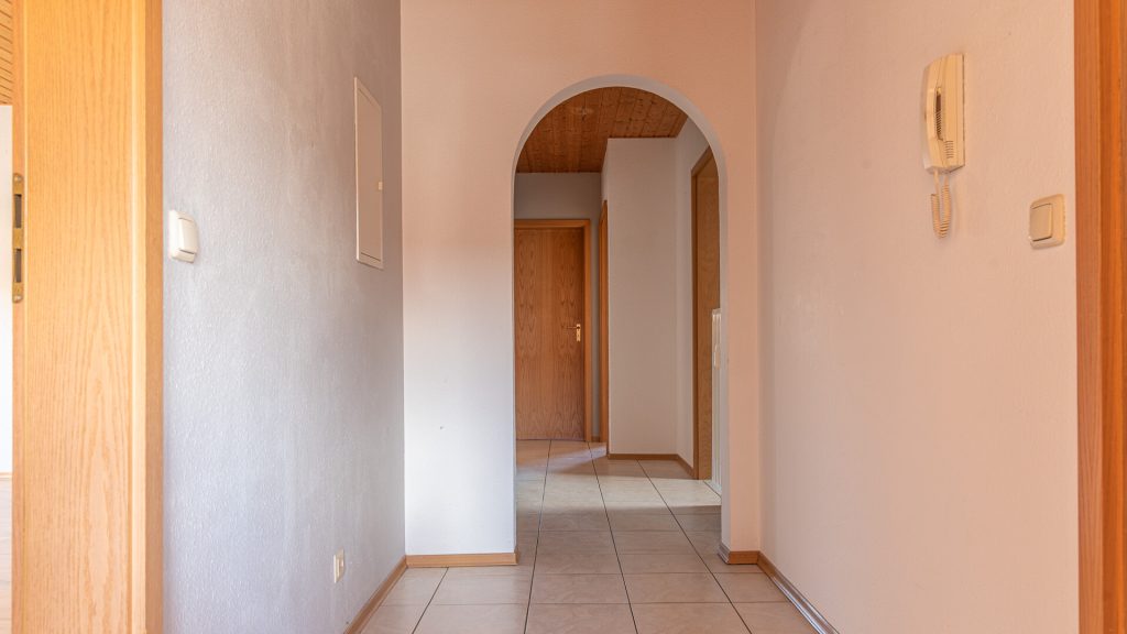 Immobilienangebot - Tiefenbach - Alle - 3-Zimmer-Dachgeschosswohnung mit Einbauküche und Schwedenofen in ruhiger Lage in Tiefenbach