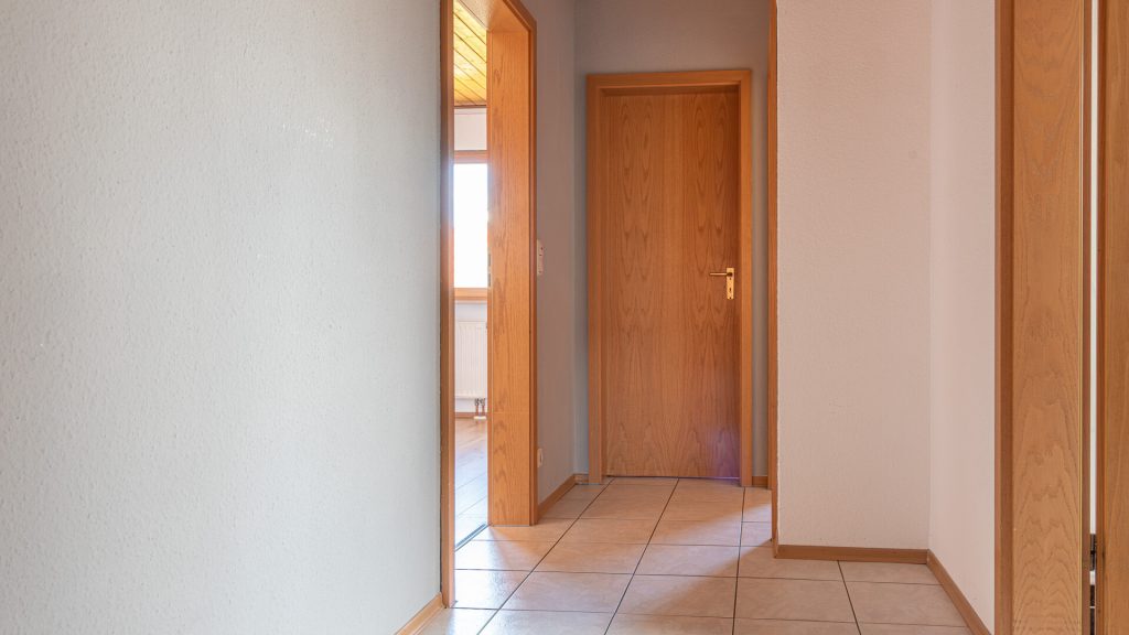 Immobilienangebot - Tiefenbach - Alle - 3-Zimmer-Dachgeschosswohnung mit Einbauküche und Schwedenofen in ruhiger Lage in Tiefenbach