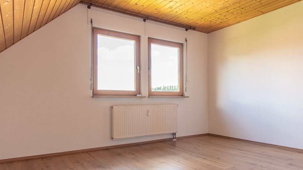 Immobilienangebot - Tiefenbach - Alle - 3-Zimmer-Dachgeschosswohnung mit Einbauküche und Schwedenofen in ruhiger Lage in Tiefenbach