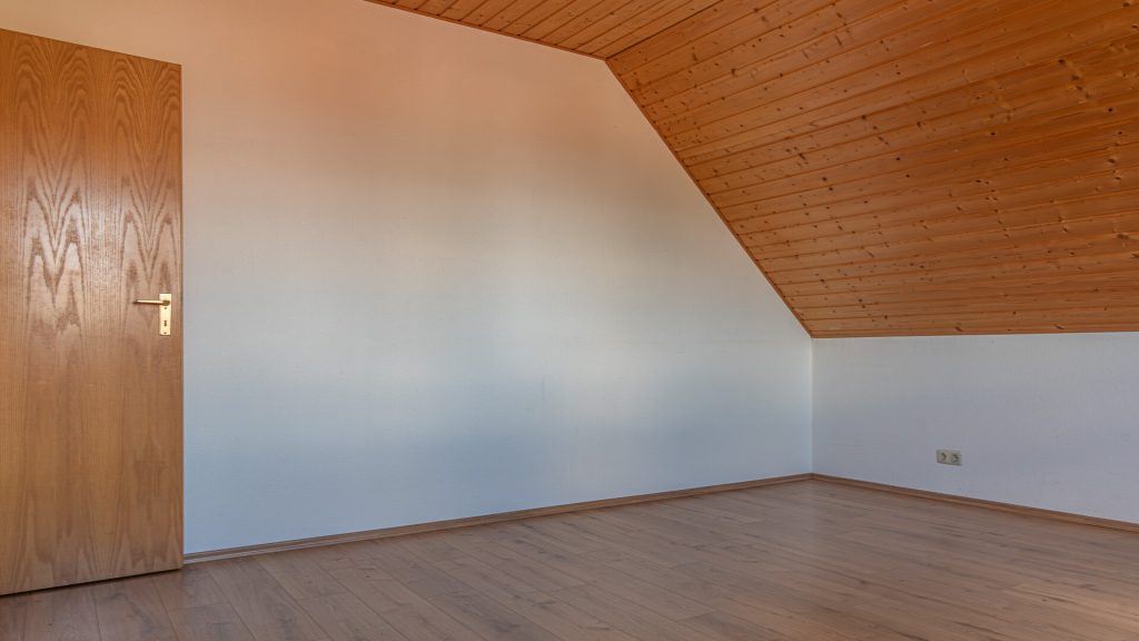 Immobilienangebot - Tiefenbach - Alle - 3-Zimmer-Dachgeschosswohnung mit Einbauküche und Schwedenofen in ruhiger Lage in Tiefenbach