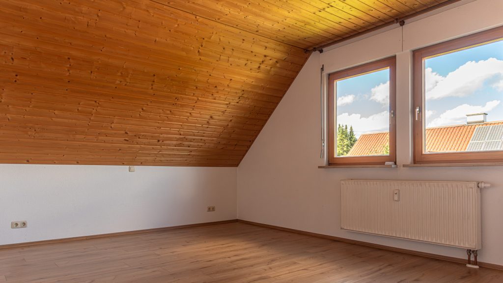 Immobilienangebot - Tiefenbach - Alle - 3-Zimmer-Dachgeschosswohnung mit Einbauküche und Schwedenofen in ruhiger Lage in Tiefenbach