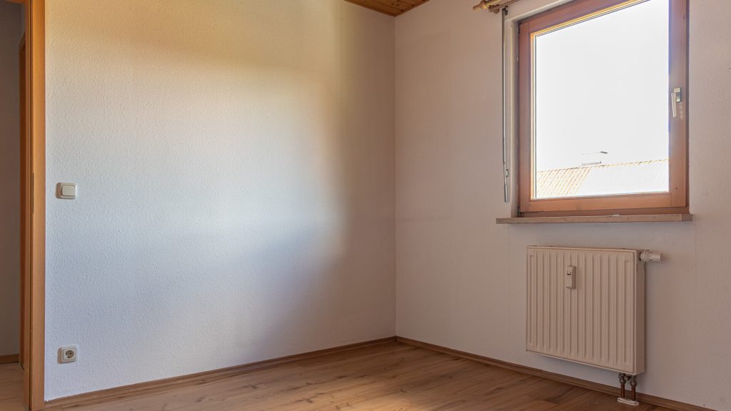 Immobilienangebot - Tiefenbach - Alle - 3-Zimmer-Dachgeschosswohnung mit Einbauküche und Schwedenofen in ruhiger Lage in Tiefenbach
