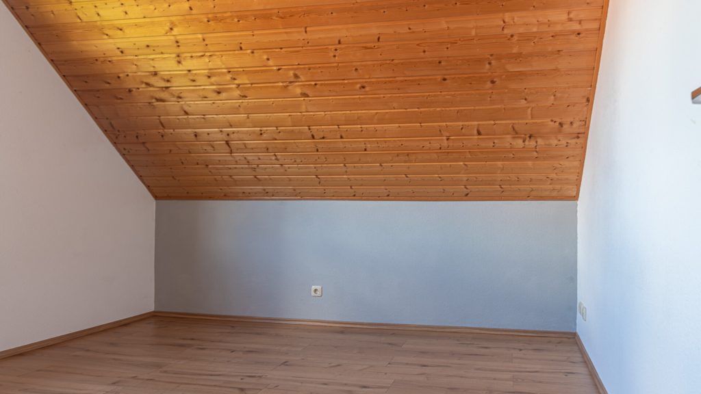 Immobilienangebot - Tiefenbach - Alle - 3-Zimmer-Dachgeschosswohnung mit Einbauküche und Schwedenofen in ruhiger Lage in Tiefenbach