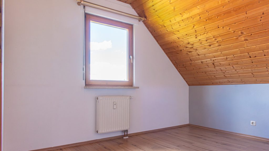 Immobilienangebot - Tiefenbach - Alle - 3-Zimmer-Dachgeschosswohnung mit Einbauküche und Schwedenofen in ruhiger Lage in Tiefenbach