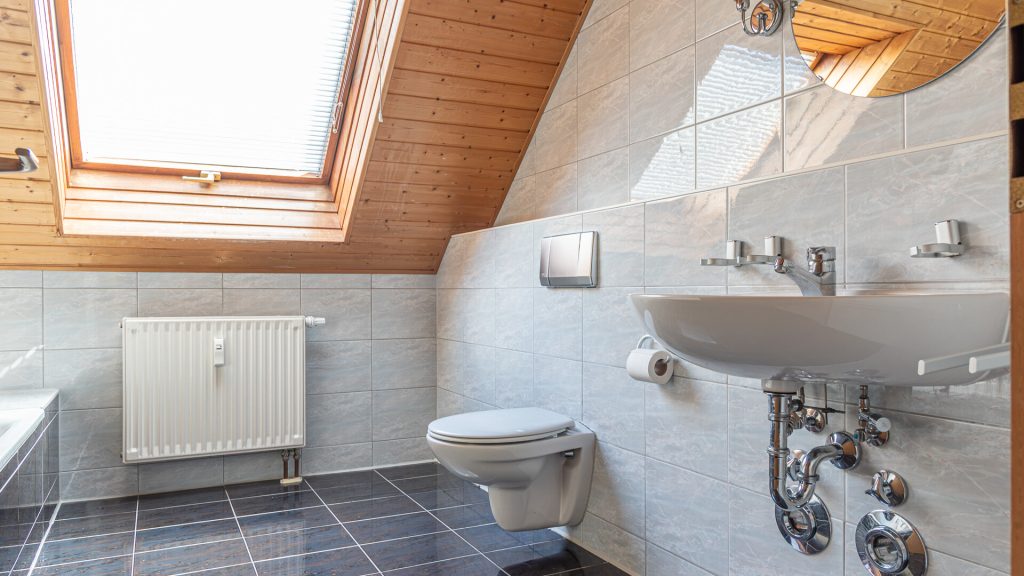 Immobilienangebot - Tiefenbach - Alle - 3-Zimmer-Dachgeschosswohnung mit Einbauküche und Schwedenofen in ruhiger Lage in Tiefenbach