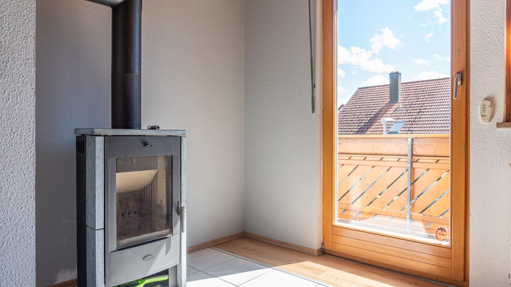 Immobilienangebot - Tiefenbach - Alle - 3-Zimmer-Dachgeschosswohnung mit Einbauküche und Schwedenofen in ruhiger Lage in Tiefenbach