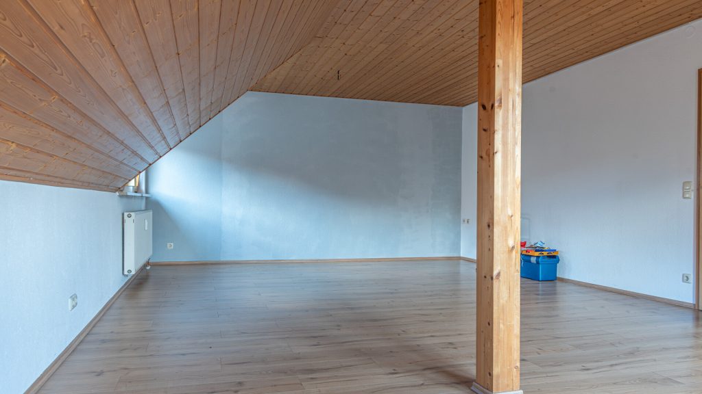 Immobilienangebot - Tiefenbach - Alle - 3-Zimmer-Dachgeschosswohnung mit Einbauküche und Schwedenofen in ruhiger Lage in Tiefenbach