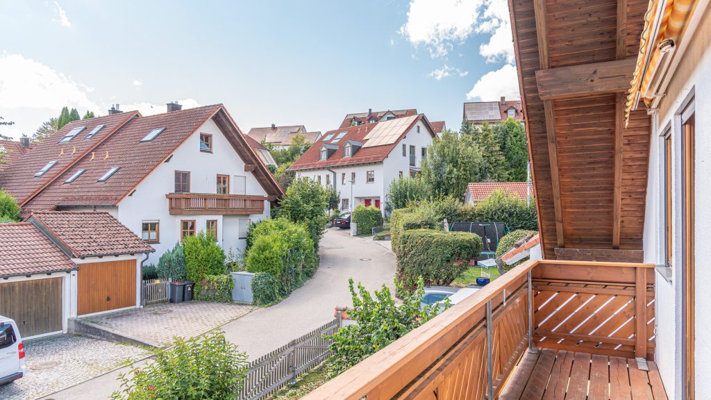 Immobilienangebot - Tiefenbach - Alle - 3-Zimmer-Dachgeschosswohnung mit Einbauküche und Schwedenofen in ruhiger Lage in Tiefenbach