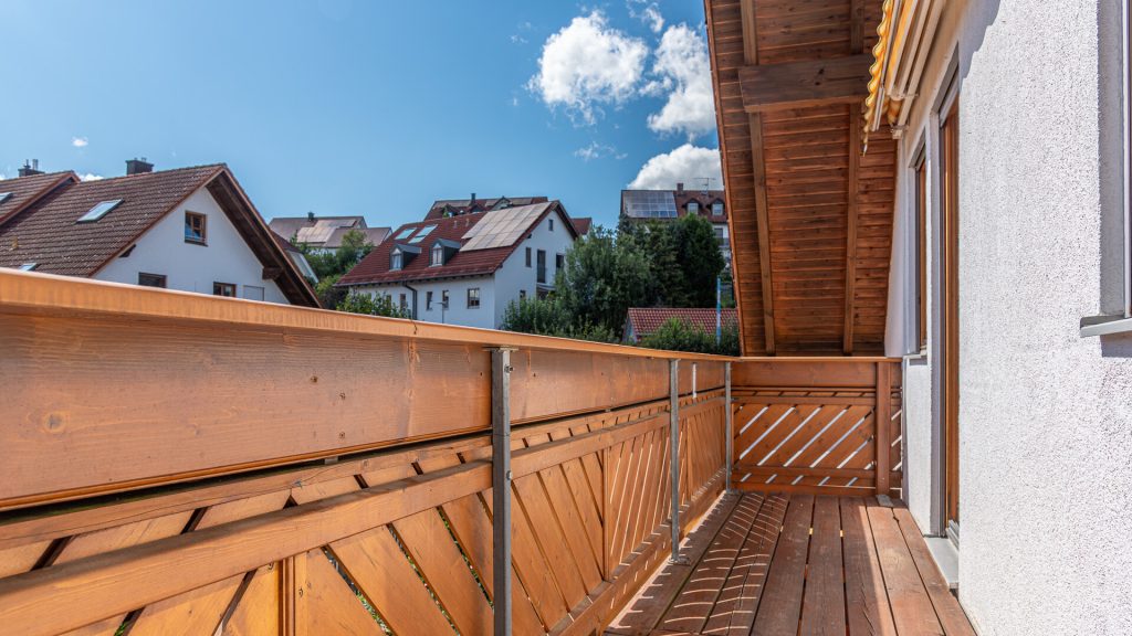 Immobilienangebot - Tiefenbach - Alle - 3-Zimmer-Dachgeschosswohnung mit Einbauküche und Schwedenofen in ruhiger Lage in Tiefenbach
