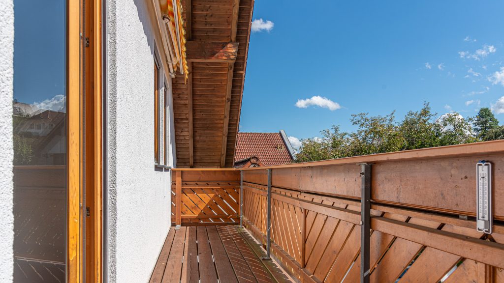 Immobilienangebot - Tiefenbach - Alle - 3-Zimmer-Dachgeschosswohnung mit Einbauküche und Schwedenofen in ruhiger Lage in Tiefenbach
