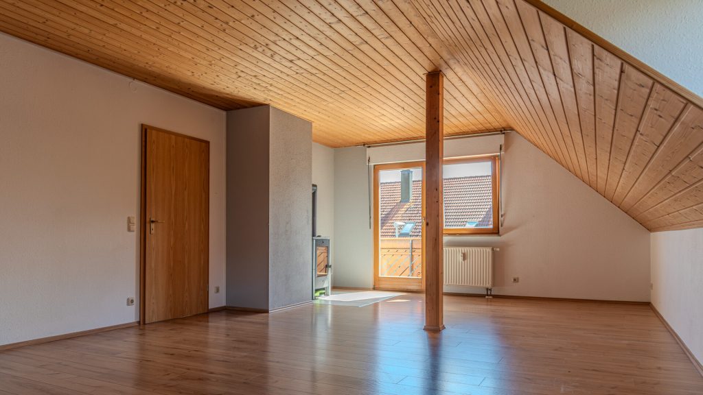 Immobilienangebot - Tiefenbach - Alle - 3-Zimmer-Dachgeschosswohnung mit Einbauküche und Schwedenofen in ruhiger Lage in Tiefenbach