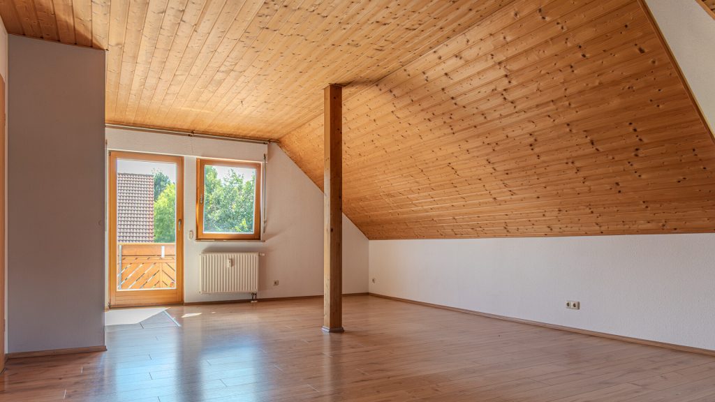 Immobilienangebot - Tiefenbach - Alle - 3-Zimmer-Dachgeschosswohnung mit Einbauküche und Schwedenofen in ruhiger Lage in Tiefenbach