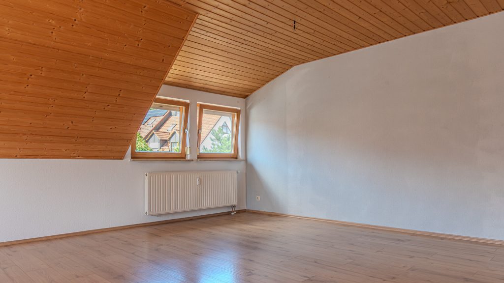 Immobilienangebot - Tiefenbach - Alle - 3-Zimmer-Dachgeschosswohnung mit Einbauküche und Schwedenofen in ruhiger Lage in Tiefenbach