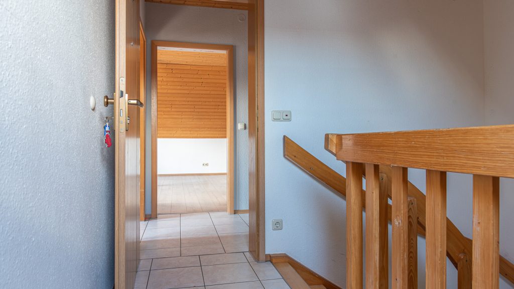 Immobilienangebot - Tiefenbach - Alle - 3-Zimmer-Dachgeschosswohnung mit Einbauküche und Schwedenofen in ruhiger Lage in Tiefenbach