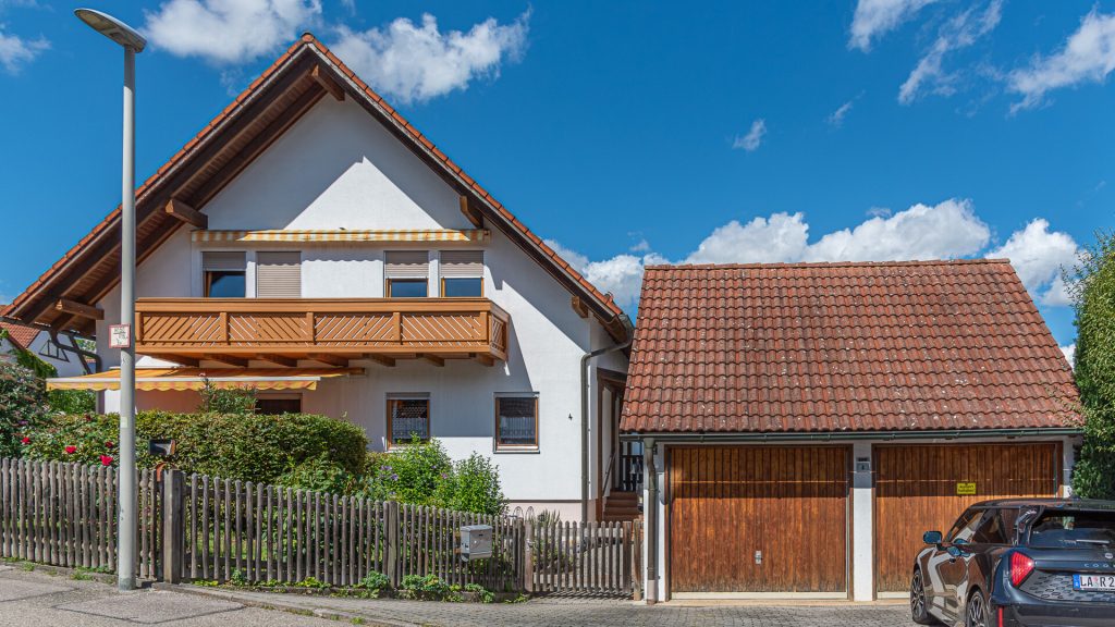 Immobilienangebot - Tiefenbach - Alle - 3-Zimmer-Dachgeschosswohnung mit Einbauküche und Schwedenofen in ruhiger Lage in Tiefenbach