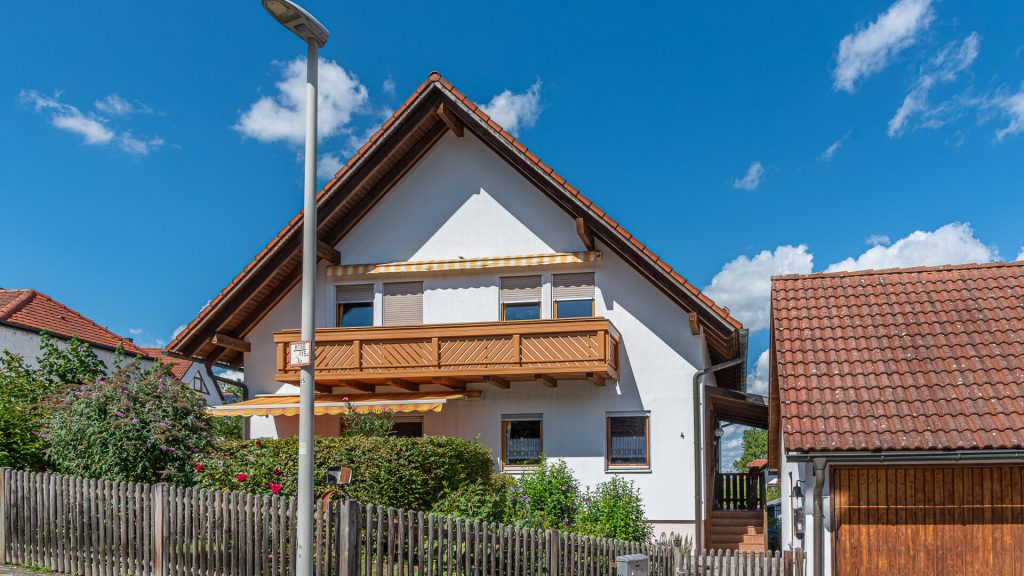 Immobilienangebot - Tiefenbach - Alle - 3-Zimmer-Dachgeschosswohnung mit Einbauküche und Schwedenofen in ruhiger Lage in Tiefenbach