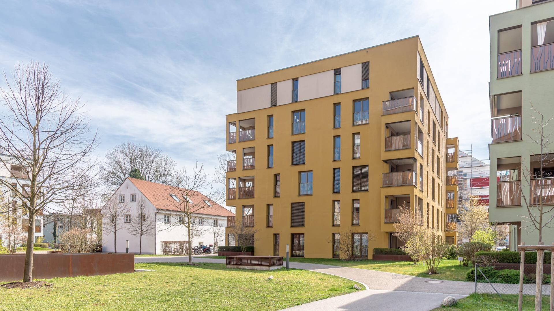 Immobilienangebot - Landshut - Alle - Moderne 2-Zimmer-Whg. mit Balkon, Einbauküche, Bad mit Fenster und TG-Stellplatz in Landshut-Nikola